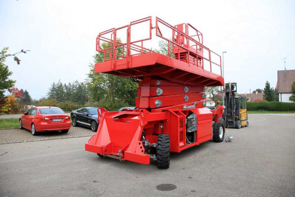 Ножничный подъемник PB S240-24E 4x4