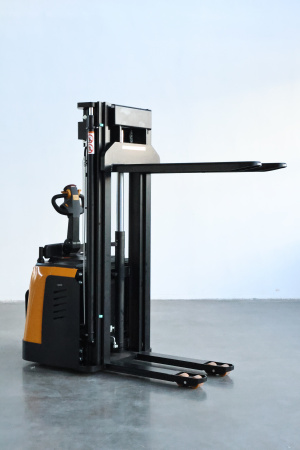 Самоходный штабелер с платформой QES16P-45 li-ion 3F450