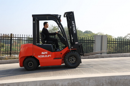 Дизельный вилочный погрузчик Noblelift FD4P25 Mitsubishi S4S