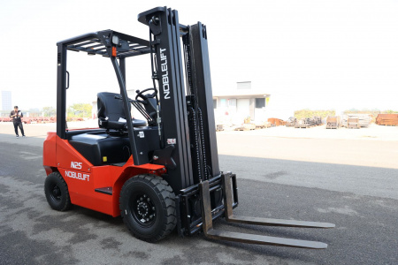 Дизельный вилочный погрузчик Noblelift FD4P25 Mitsubishi S4S