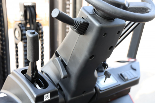 Дизельный вилочный погрузчик Noblelift FD4P25 Mitsubishi S4S